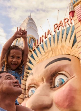 家庭在悉尼米爾森角月神公園 (Luna Park)玩耍