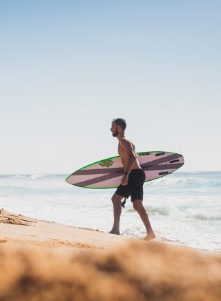 Mann genießt die Wellen am Strand von North Narrabeen, North Narrabeen