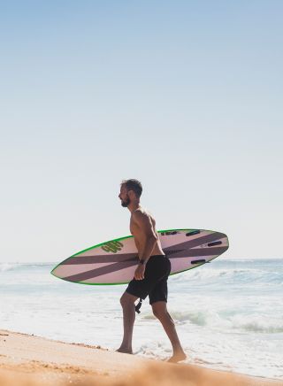 Mann genießt die Wellen am Strand von North Narrabeen, North Narrabeen