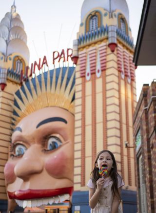 Mädchen mit Süßigkeiten am Eingang zum Luna Park