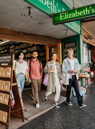 若者たち、エリザベス書店、ニュータウン