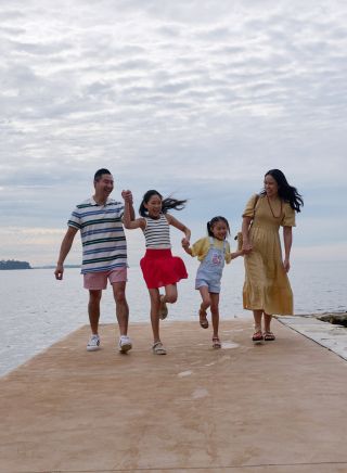 Family walking on pier, Fairy Bower Rockpool, Manly