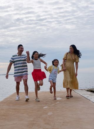 Family walking on pier, Fairy Bower Rockpool, Manly 