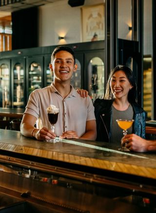 朋友们在帕拉马塔（Parramatta）的Nick and Noras 享用美食和饮品