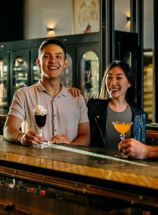 朋友们在帕拉马塔（Parramatta）的Nick and Noras 享用美食和饮品