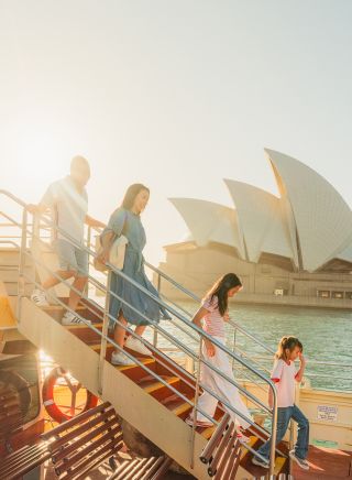 Familie geht die Fähre hinunter, im Hintergrund das Opernhaus, Sydney Harbour Fähre, Sydney