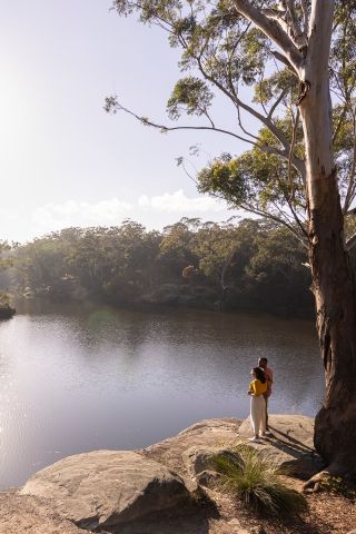 一对情侣在帕拉马塔（Parramatta）河畔散步，帕拉马塔（Parramatta）