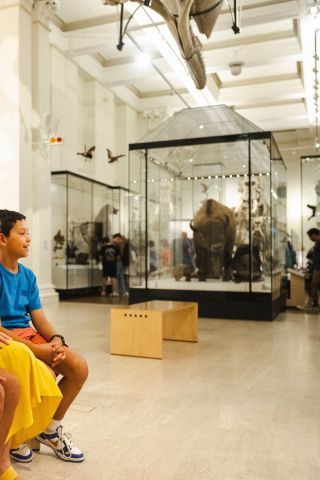 Eine Familie besucht das Australian Museum in Sydney.