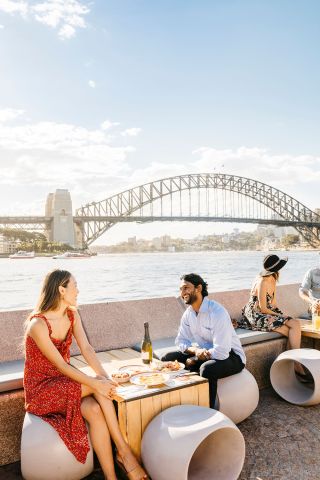雪梨歌劇院酒吧，一對情侶一邊享用美食美酒，一邊欣賞海港美景