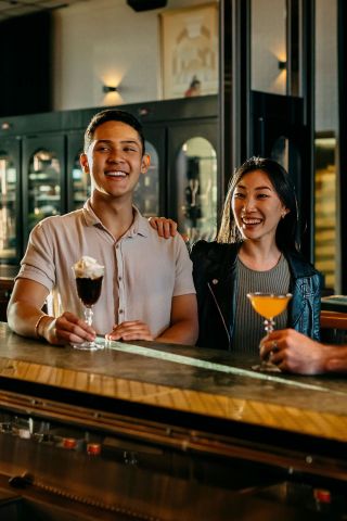 朋友们在帕拉马塔（Parramatta）的Nick and Noras 享用美食和饮品