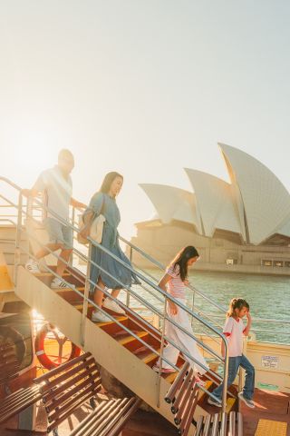 Familie geht die Fähre hinunter, im Hintergrund das Opernhaus, Sydney Harbour Fähre, Sydney