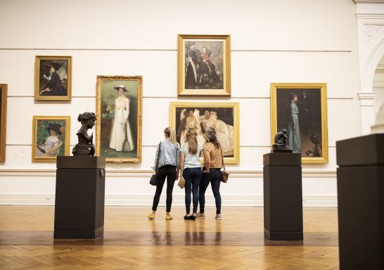 Friends enjoying a visit the the Art Gallery of New South Wales in Sydney