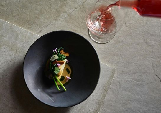 悉尼中央商務區 Aria 悉尼餐廳供應的芹菜根、松茸、十字花科蔬菜和烤栗子 - 圖片來源：SOLOTEL PTY LTD